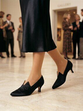 Peter Fox Women 7.5 Kitten Heels Black Satin Swirl Embroidered Archival Whimsy